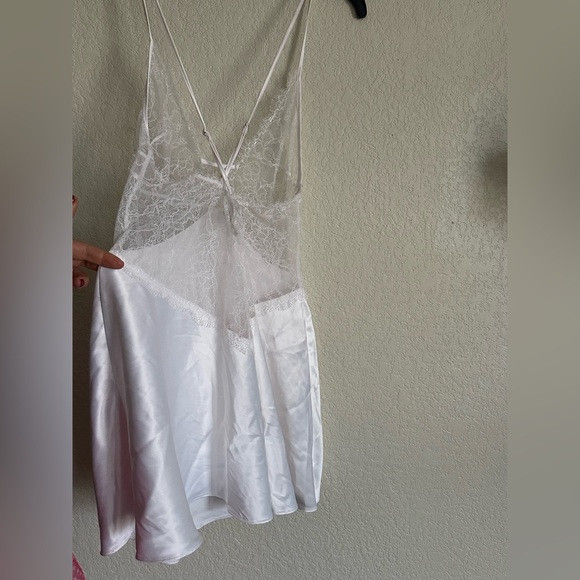 Victoria's Secret Coconut White Medium Satin Lace Plunge Plunge Slip - Picture 6 of 6